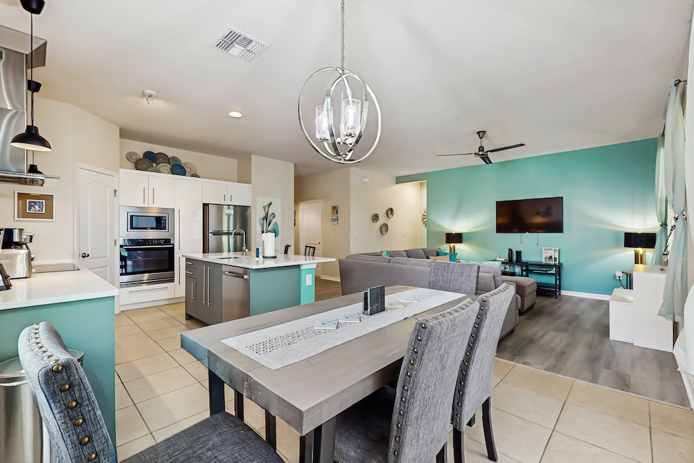 Dog-friendly Ground-floor Home in Gated Community W/lake Views & Enclosed Patio