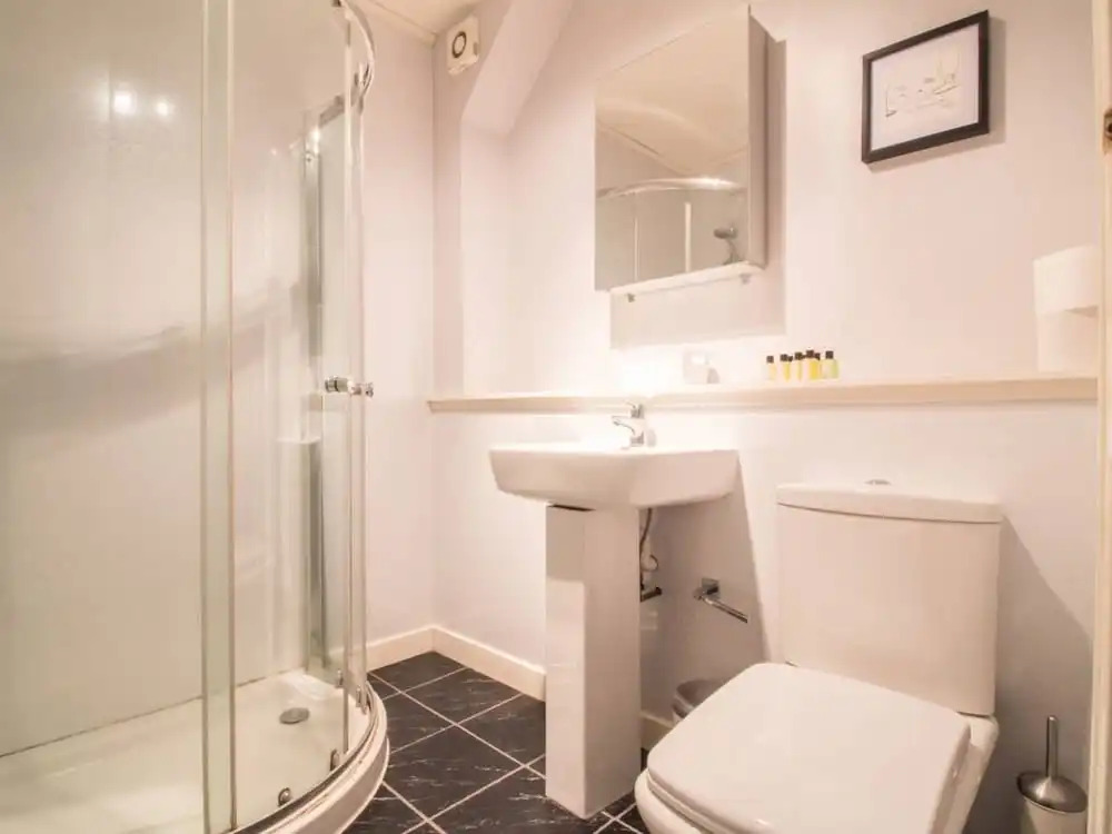 Spacious Canal side Apartment With Free Parking