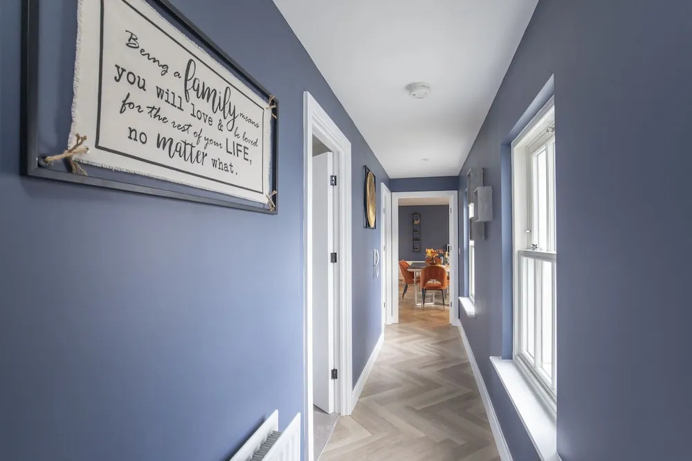 Elliot Oliver - Luxury 3 Bedroom Town Centre Apartment With Parking