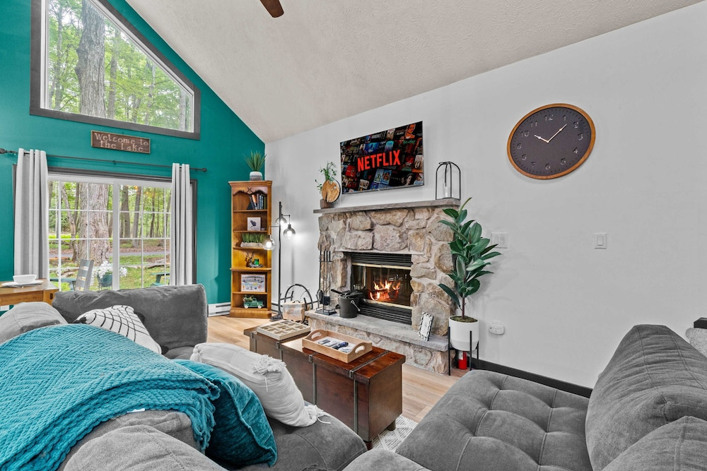 Cozy Poconos Retreat Hot Tub Dog Friendly Firepit