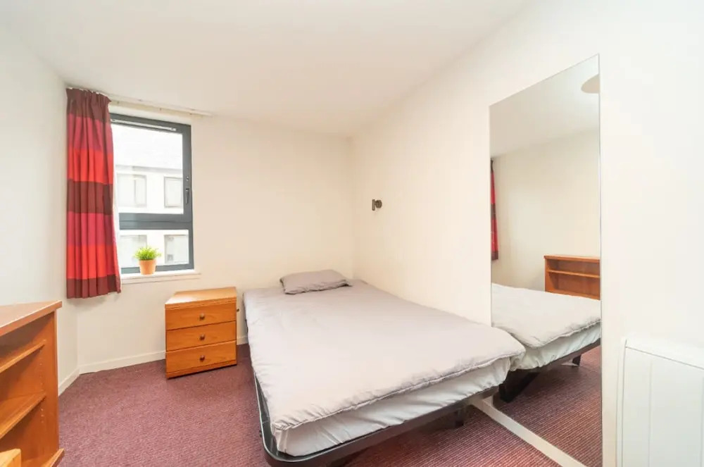 JOIVY Affordable 3,4,5 and 12 bed private flats next to Royal Mile