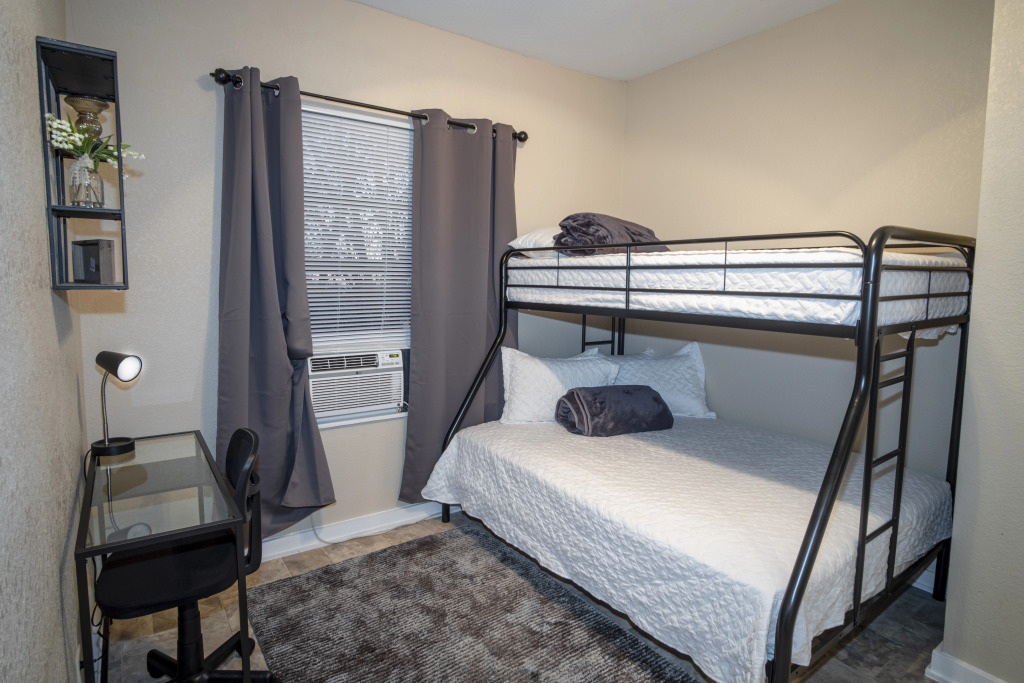 Cozy Downtown Guest House 2br/1ba Sleeps 8