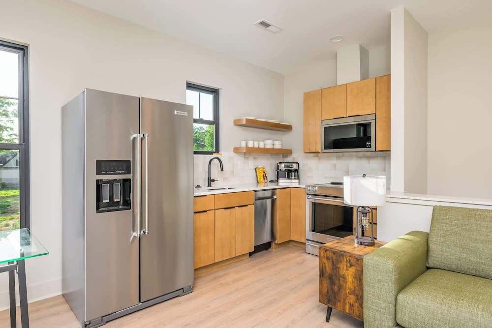 Energetic Lakeview Loft