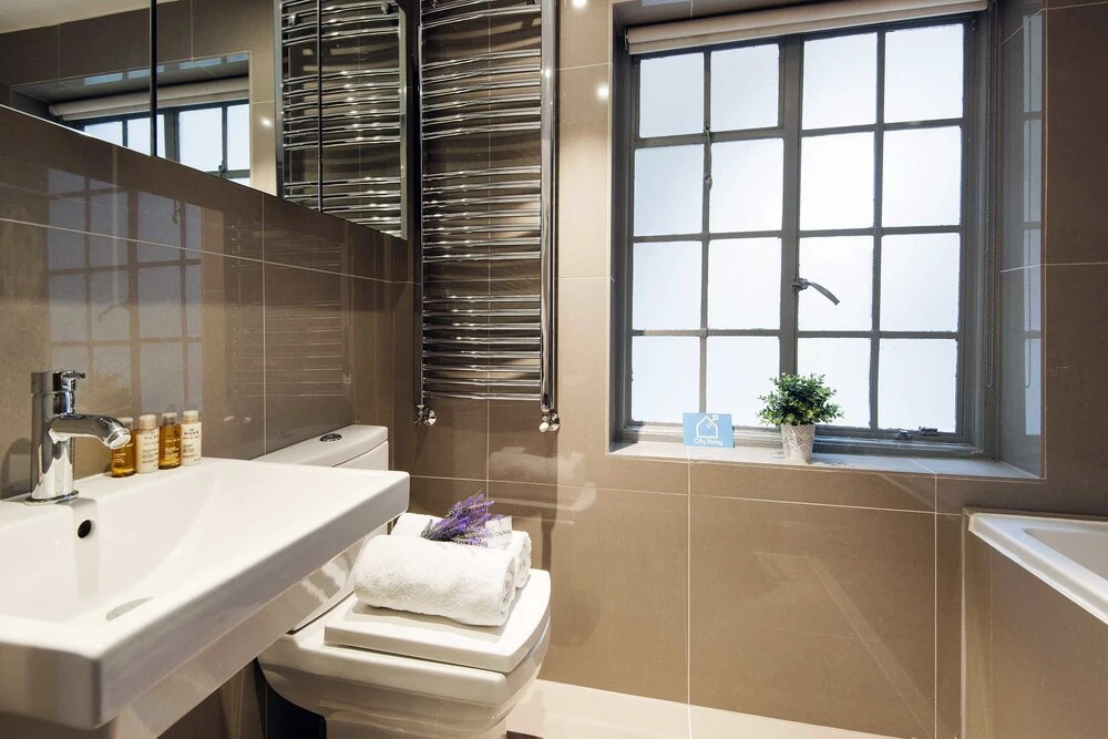 The Bright Airlie Gardens Apartment - DMG