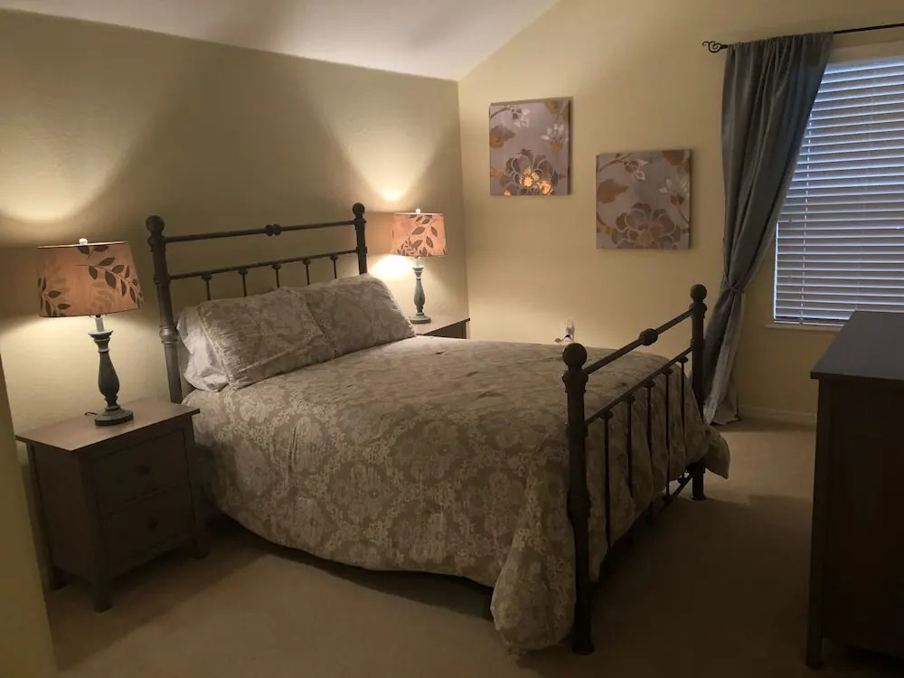 Gorgeous 5 Bed Home with Private Pool and Gamesroom in Disney Area