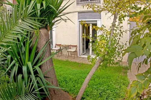 Stylish City Center Garden Apartment