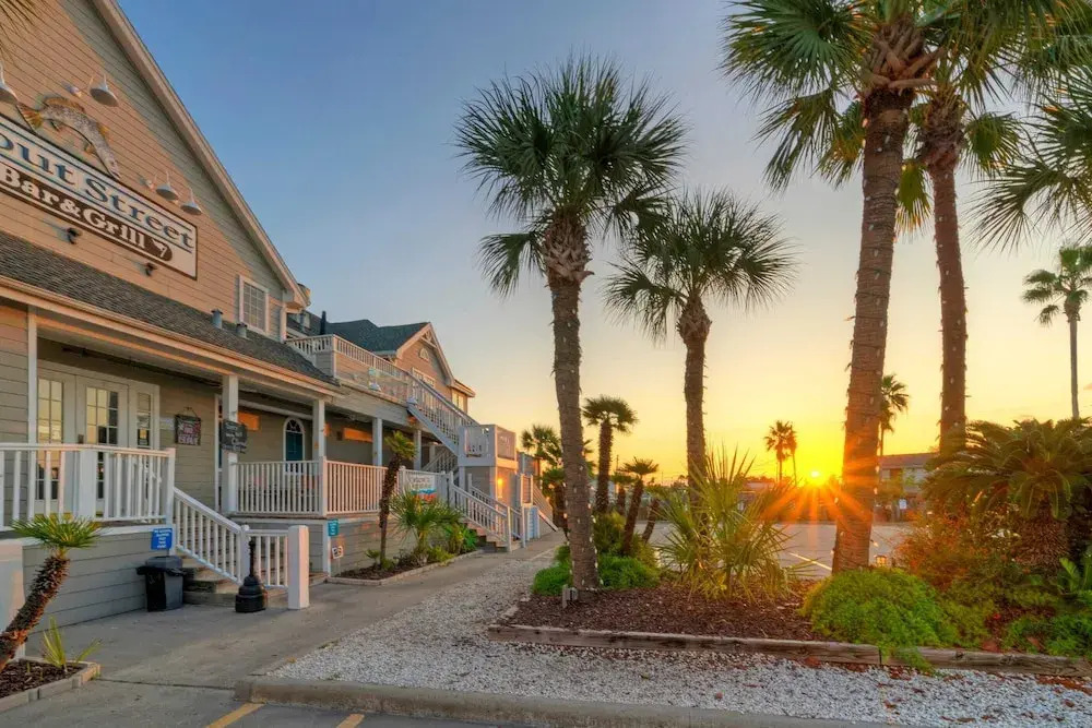 Dolphin at Trout Street Queen Suite w/ Kitchenette Marina-front + Patio