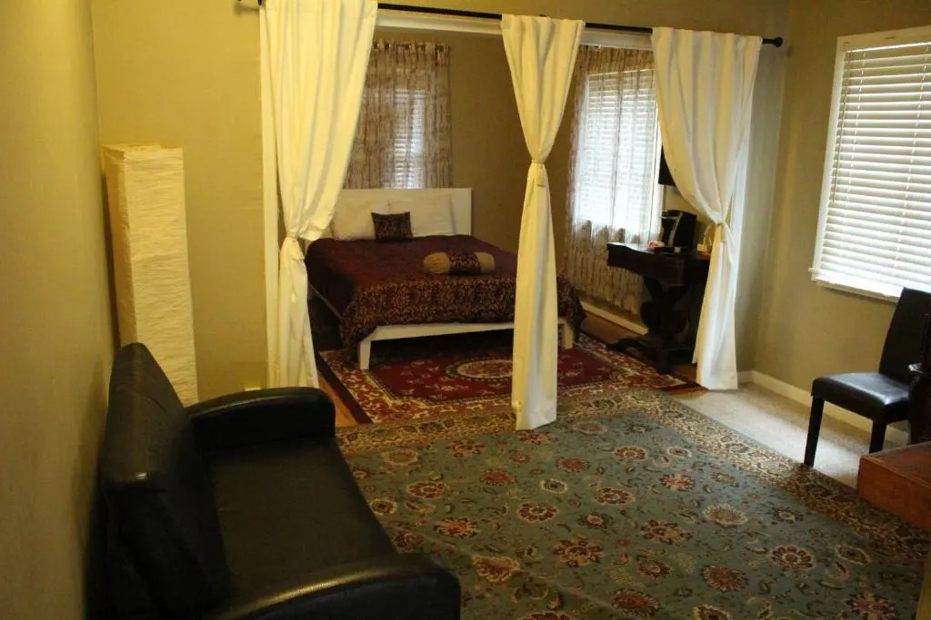 Henderson Castle Inn