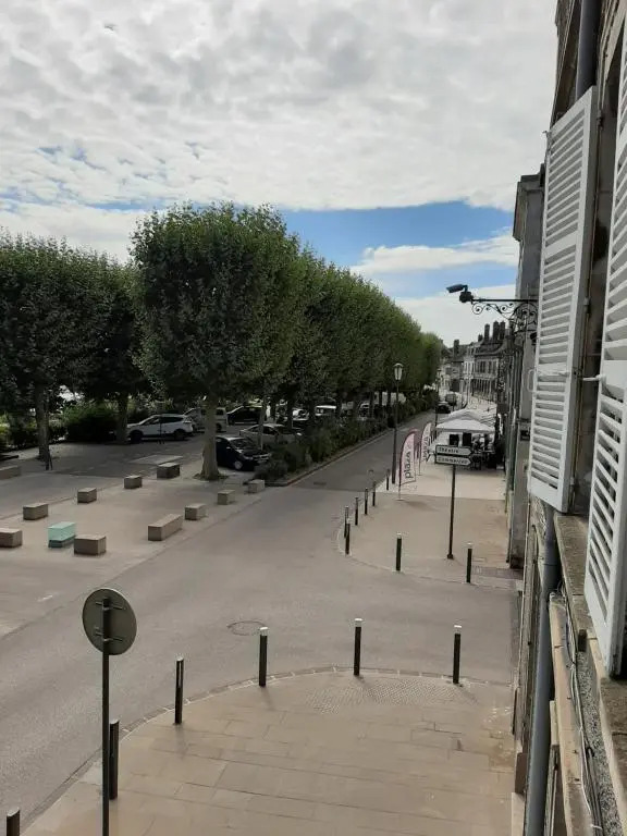 Et au pied coule une rivière, situation et vue idéales