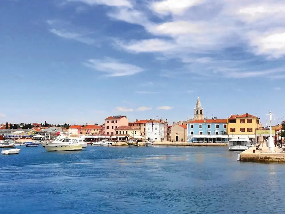 Comfortable Family Apartment Near the sea With Airconditioning, Wifi, and Parking