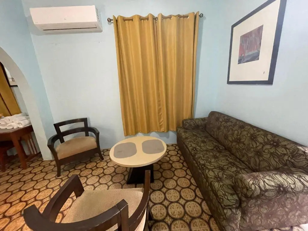 Near beach, restaurant and bars Sleeps 6 with 2baths