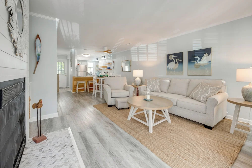 Walk to Eats & Drinks! Stylish Murrells Inlet Stay