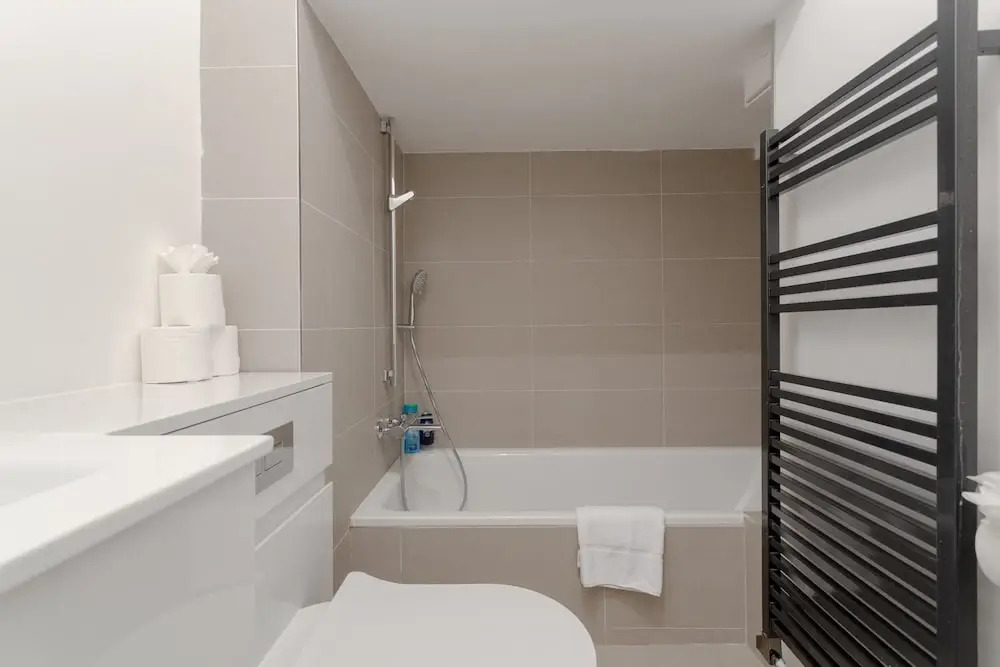 3 Bedroom House With Garden in Brondesbury