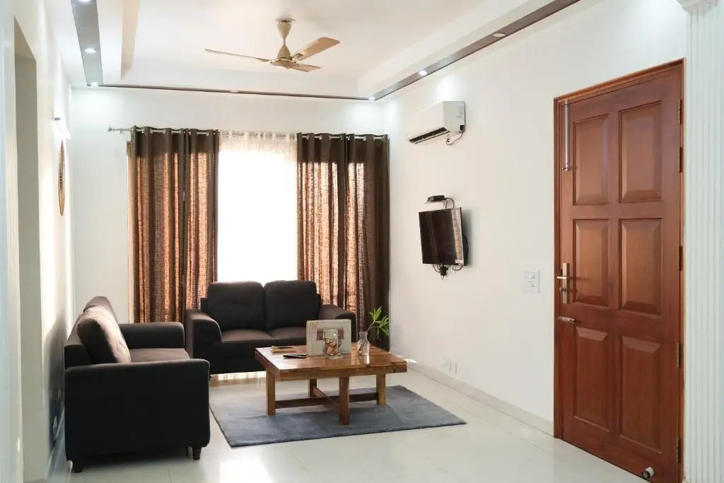 Lime Tree Luxurious 3BHK Serviced Apartment Near Medanta