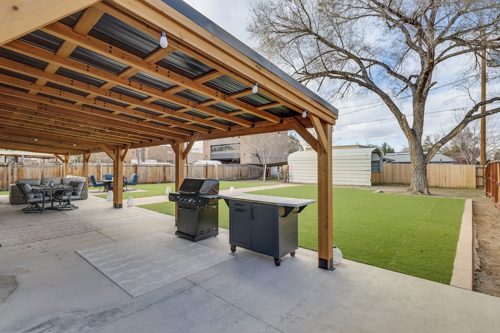 2 Mi to Reno Convention Center: Modern Home + Yard