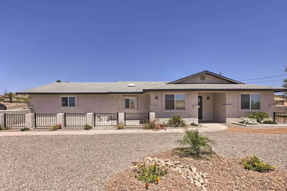 Putting Green, Pool Access: Lake Havasu City Home!