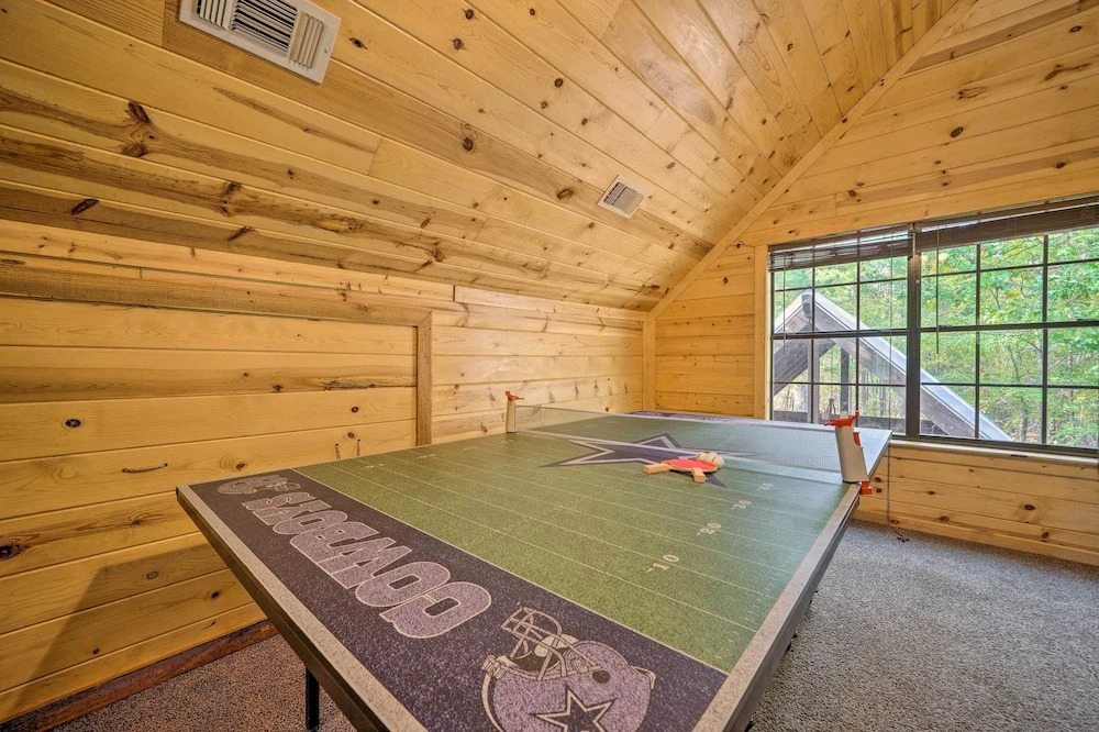 4 Mi to Beavers Bend: Cabin w/ Hot Tub & Games