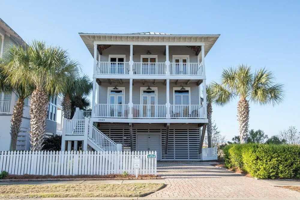 Sugar Shack 4 Bedroom Home by RedAwning