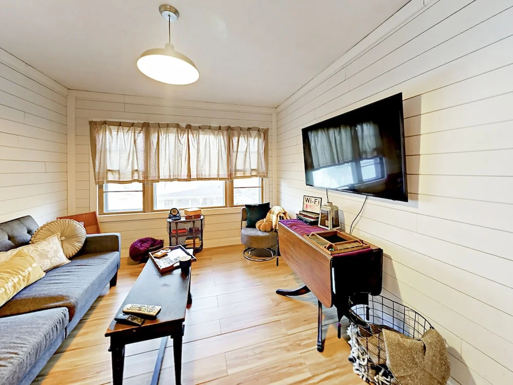 Retro-chic 1920s Bungalow - 2 Bedroom Cabin