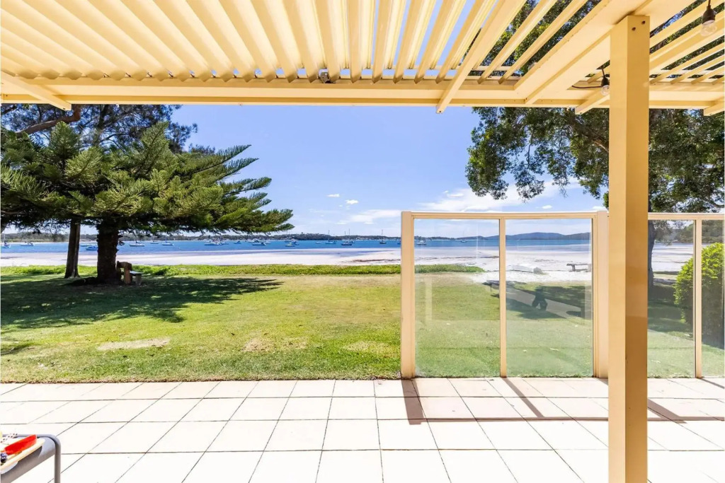 Sandy Beach House - Corlette Waterfront
