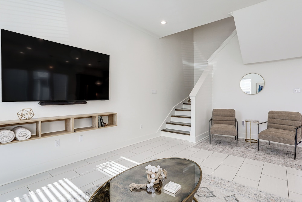 Modern 3BR Retreat - Near Bluebonnet & Hospitals