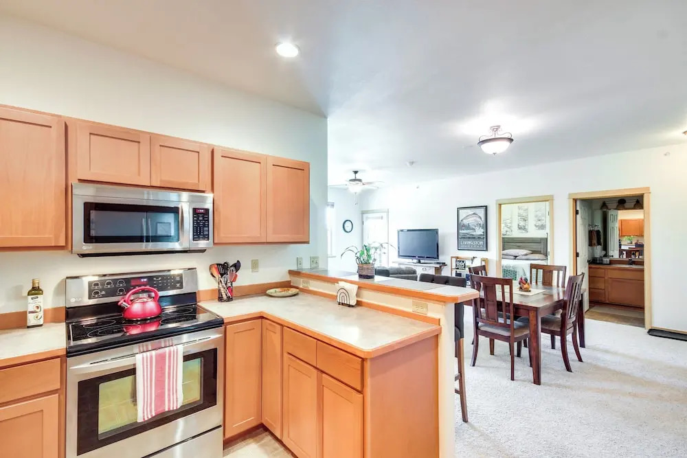 Cozy Livingston Condo w/ Balcony & Mtn View!