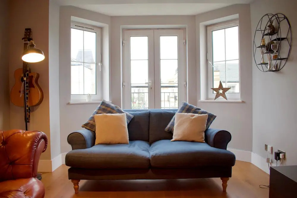 Large 2 Bedroom Flat in Leith With Free Parking