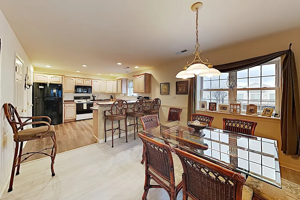 New Listing! Canalfront All-suite: Steps To Beach 5 Bedroom Home
