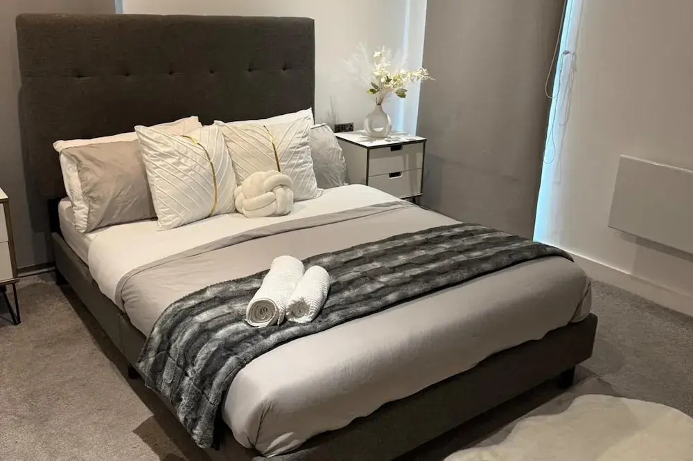 Stylish 2-bed Apt-private Parking-10mins to Centre