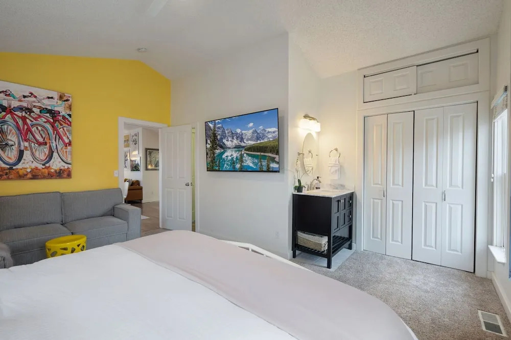 Pine Street Loft – Steps from Old Town Square!