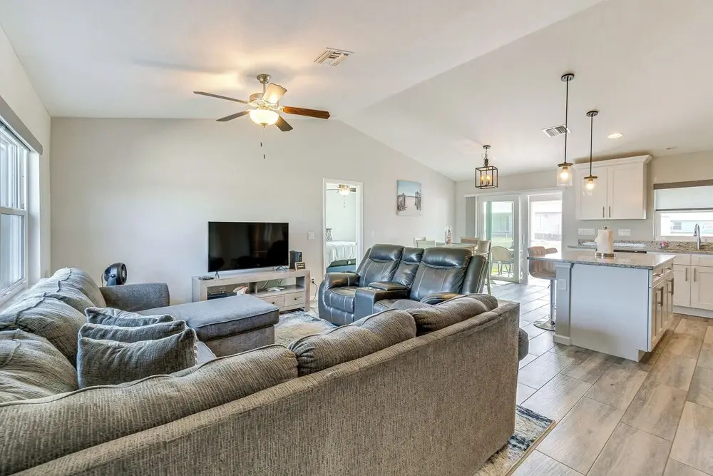 3 Mi to Port Charlotte Beach: Home w/ Lanai