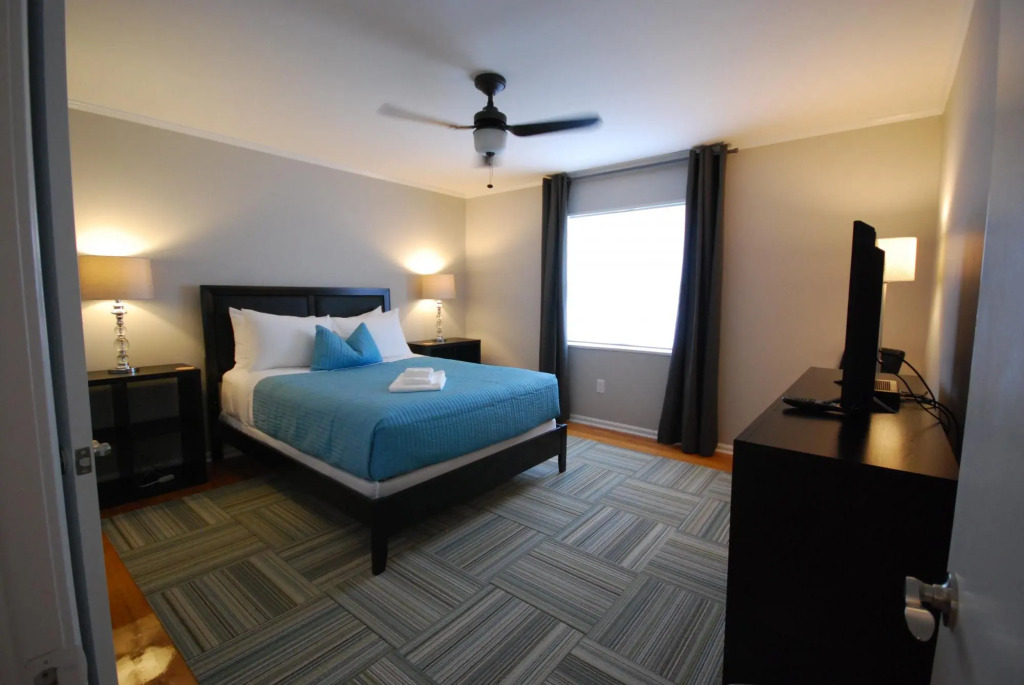The Big Awesome 2BR/1BA Condo (H) - Includes Bi-weekly Cleanings w/ Linen Change