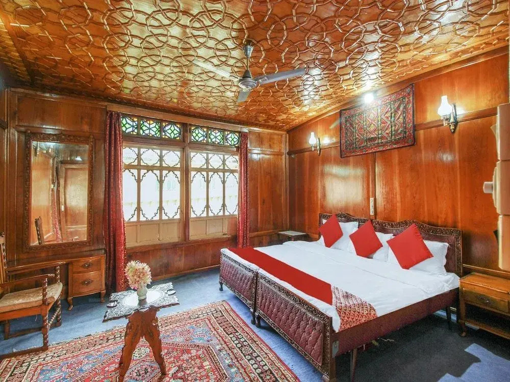 Maharaja palace houseboat