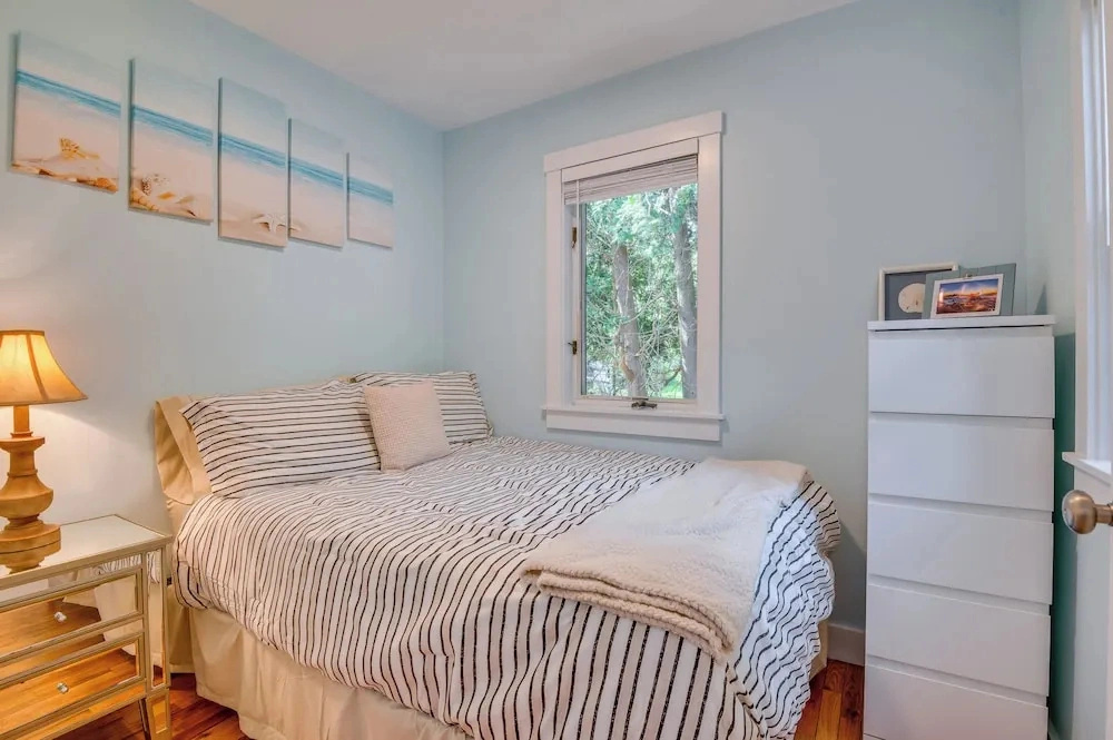 Walk to Short Sands! Coastal Cottage w/ Deck