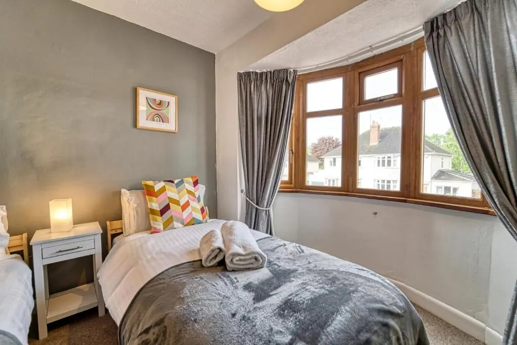 Cosy 3 Bedroom Home with Parking