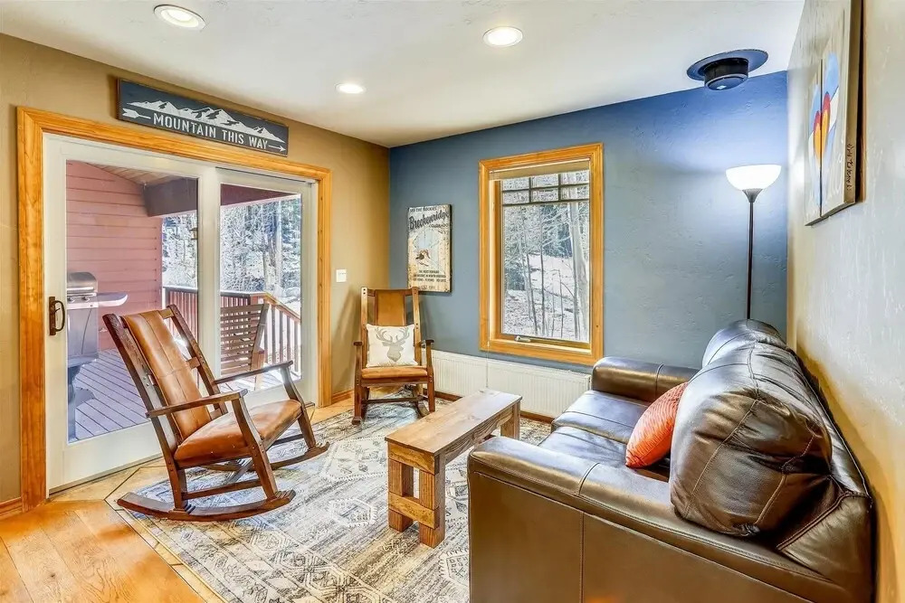 Wagon Wheel Retreat 4 Bedroom Home by RedAwning
