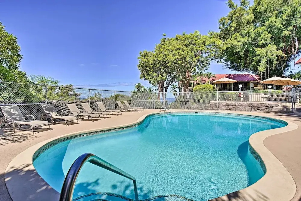 Kona Condo w/ View, Walk to Beach & Restaurants