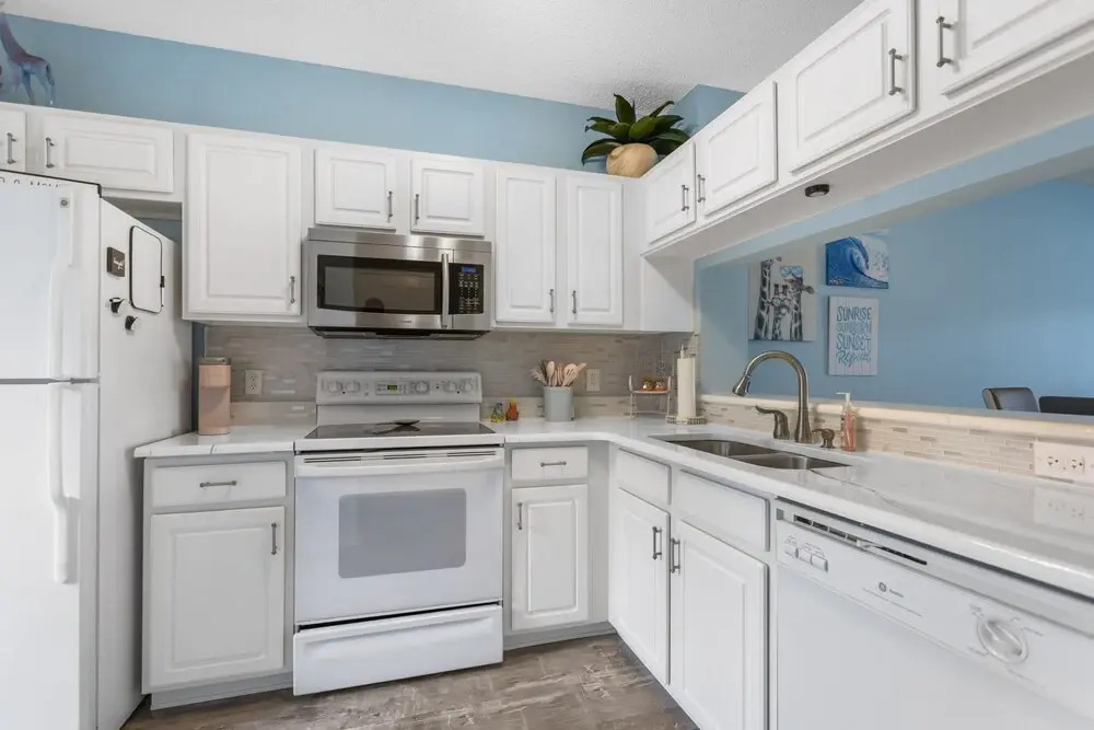 New To Market -townhome With 2 Master Suites Wifi Tennis Heated Community Pool Close To I-75 2 Bedroom Townhouse by RedAwning