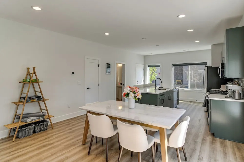 Rooftop Oasis: Downtown Des Moines Townhome