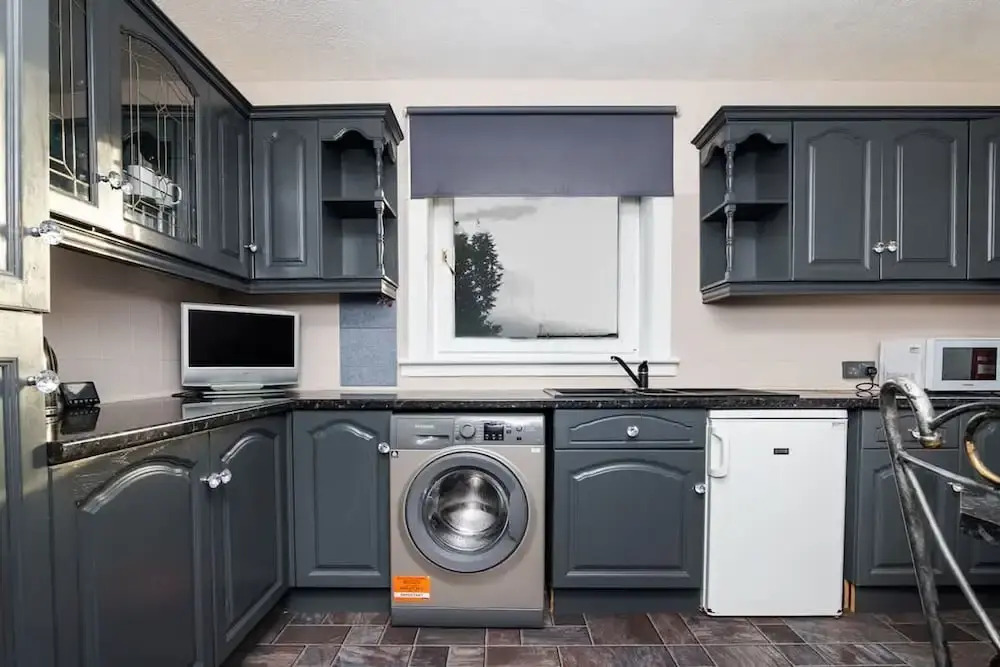 4 Bedroom House - Free Parking
