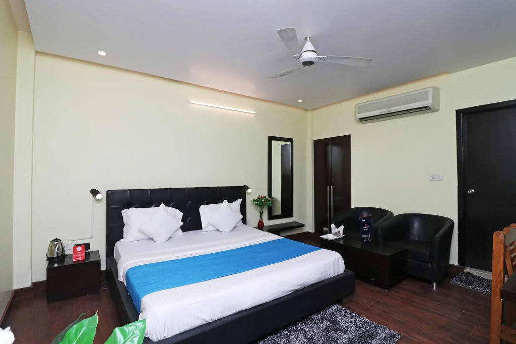 Hotel Feather By OYO Rooms