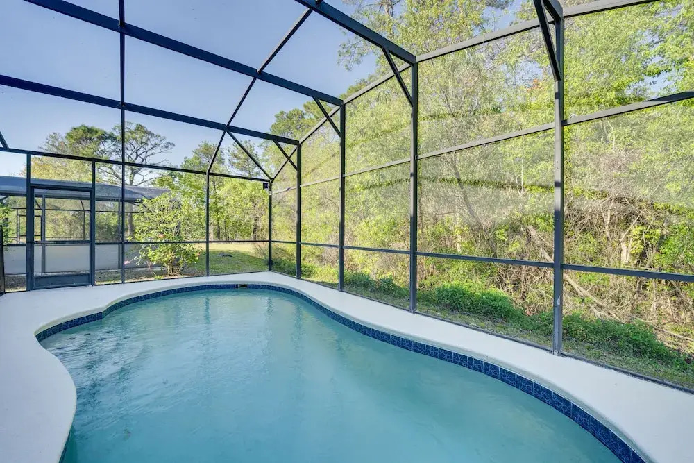8 Mi to Disney: Family Home w/ Screened Lanai!