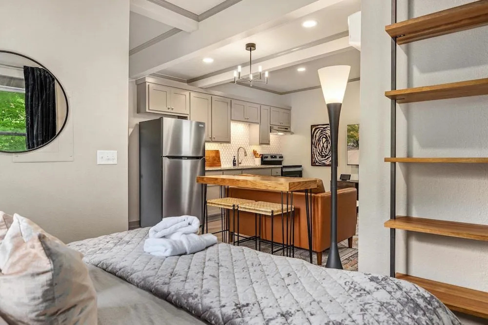 Apt on Town Square - Ultimate DT Fay Location!