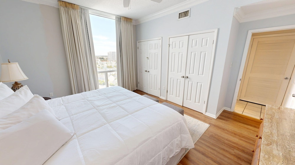 Shoreline Towers 2122 3 Bedroom Condo