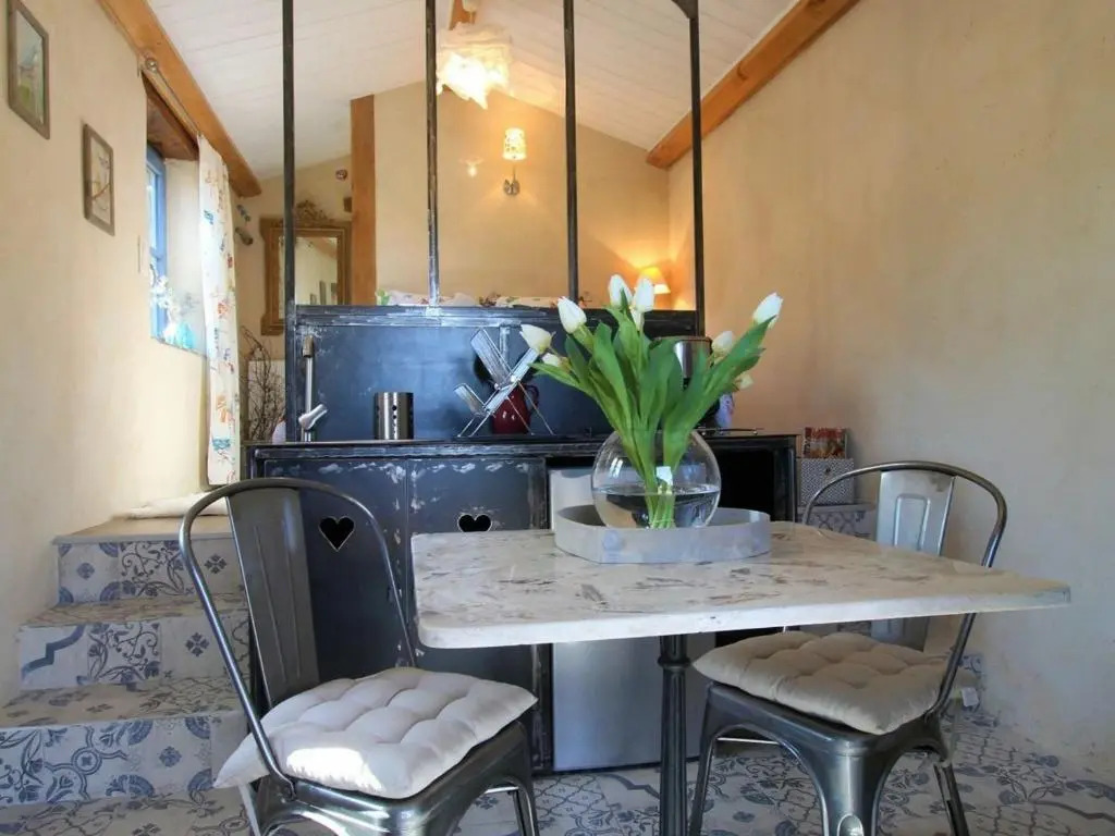 Cabane de Vigne en Auvergne pour Escapade Romantique - FR-1-582-74