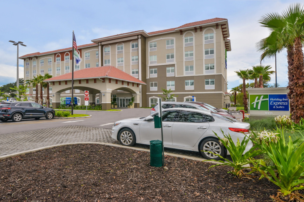 Holiday Inn Express & Suites - St. Petersburg - Madeira Beach by IHG