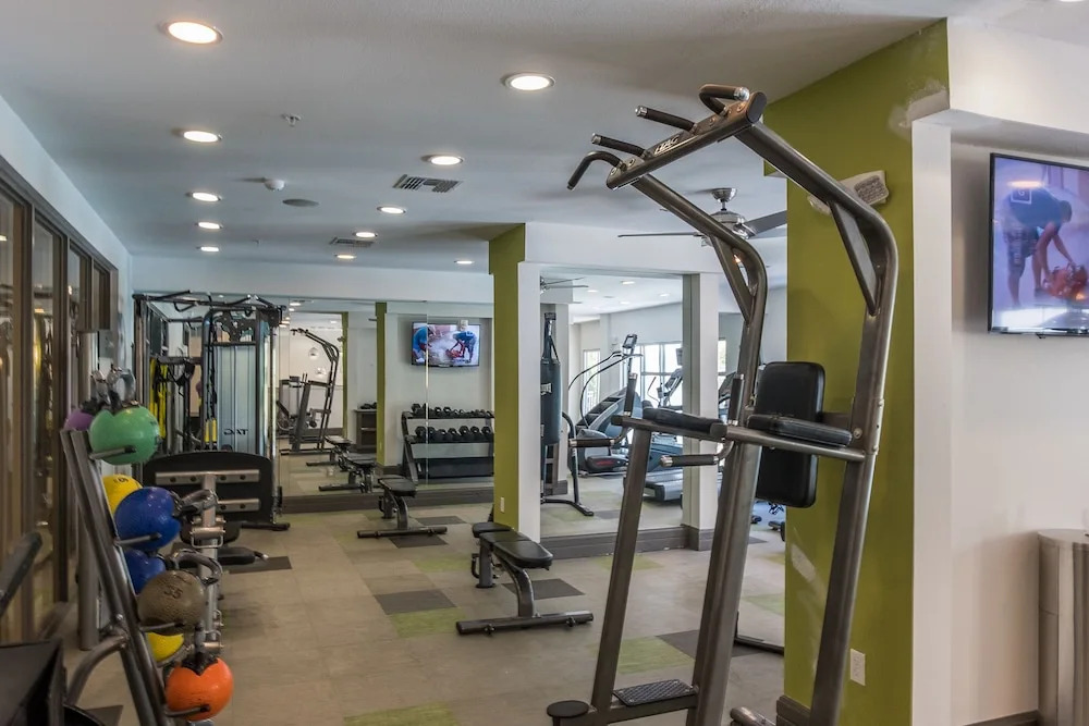 SoHo 1 BR with Balcony by Frontdesk