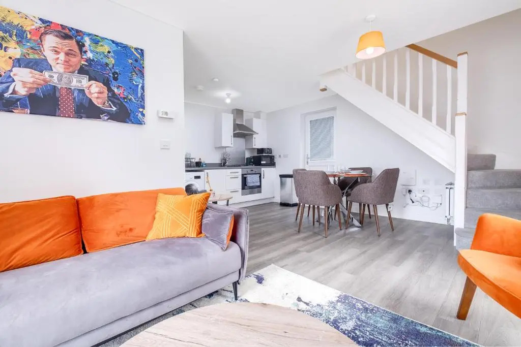 Luxury City Centre Stylish 2 Bed House ☆ FREE DRIVEWAY PARKING → With 55 Inch Smart TV, FREE NETFLIX & WIFI ✘ Comfy Seating Area - BY MAEVELA®