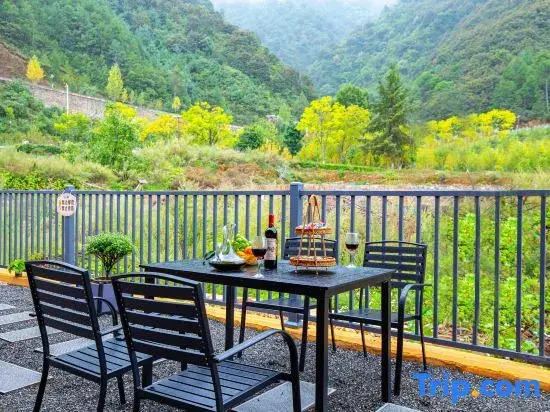 Lugu Lake Scenic Area | Canglanju · Serene Lakeside Vacation Boutique Stay (Daluoshui Village)