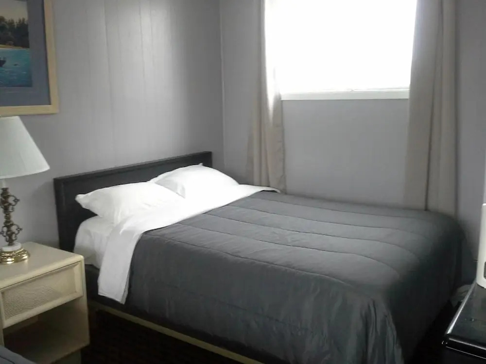 Bay Lake Inn (Frontiersman Motel)